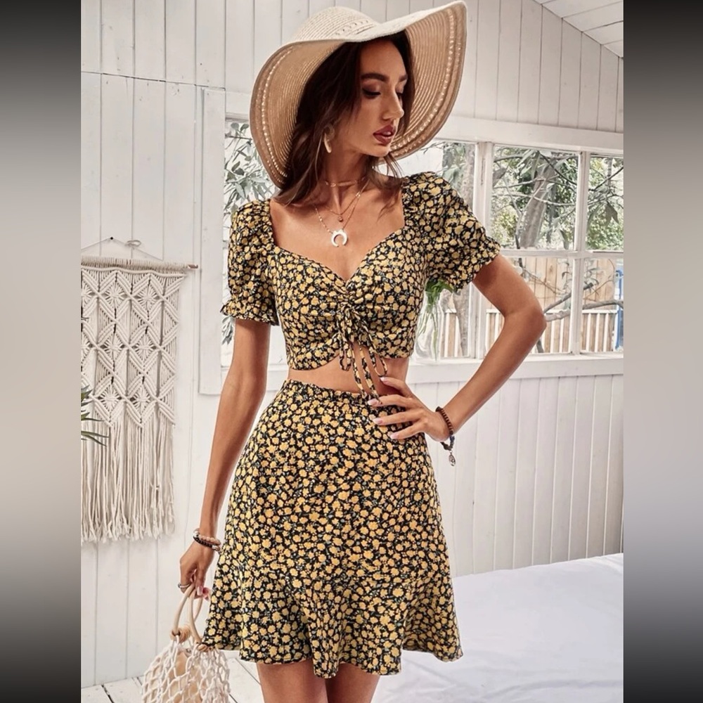 Ditsy Floral Print Sweetheart Neck Drawstring Crop Top & Ruffle Hem Skirt